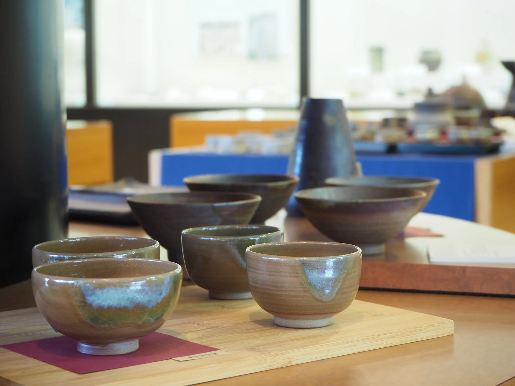 木製トレイに並べられた陶器の茶碗