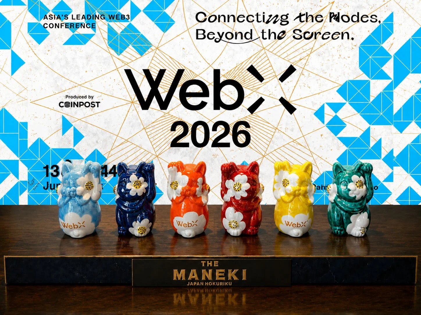 WebXのロゴが入ったカラフルな招き猫が6体並んでいます。