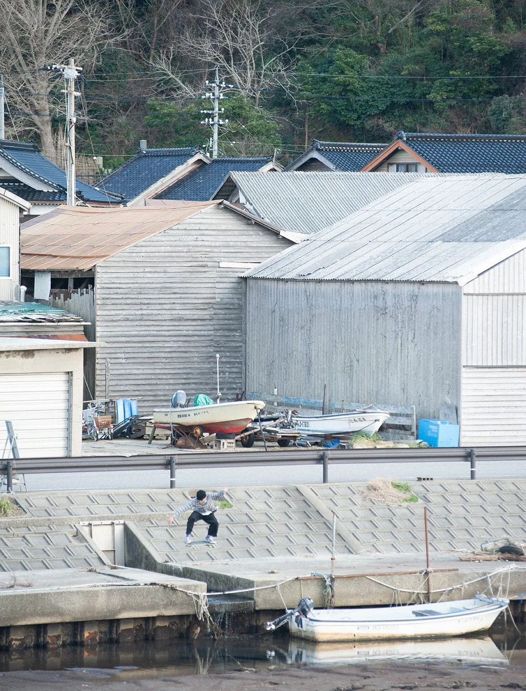 スケートボードをする人物