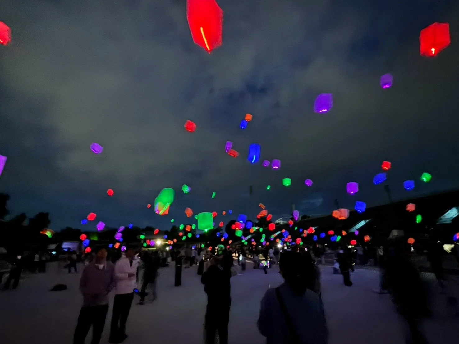 夜空に舞うスカイランタン