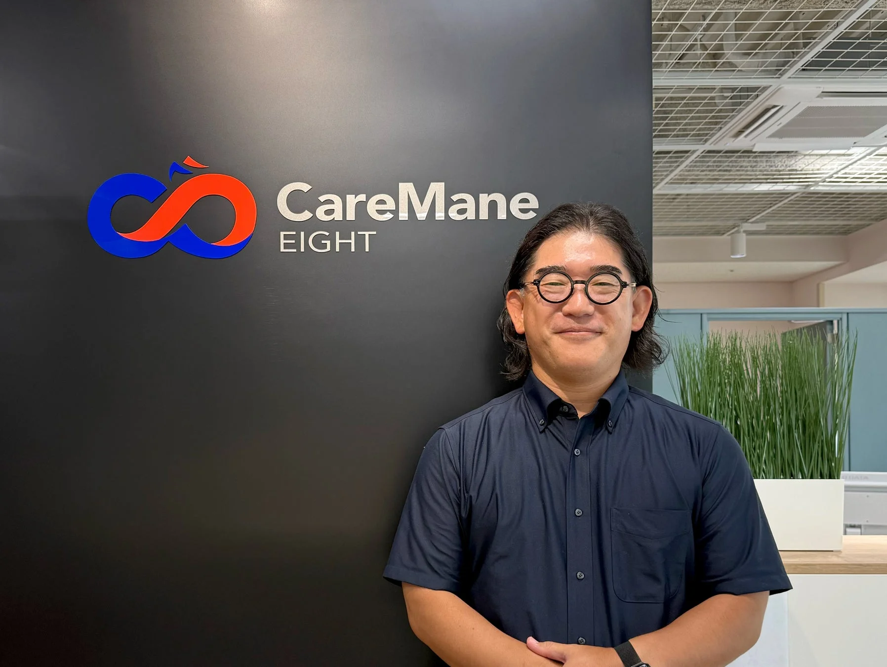 ケアマネエイトのオフィスで笑顔の男性