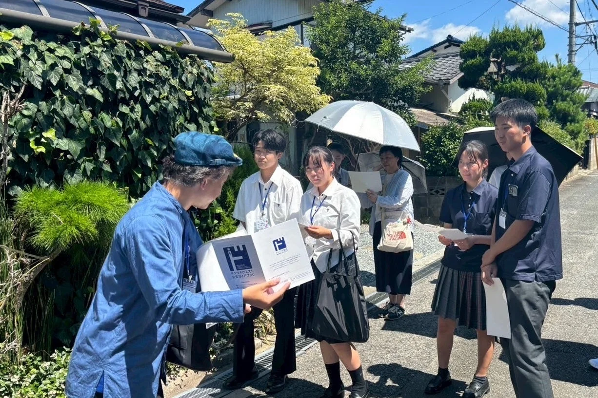 屋外で説明を受ける学生たち