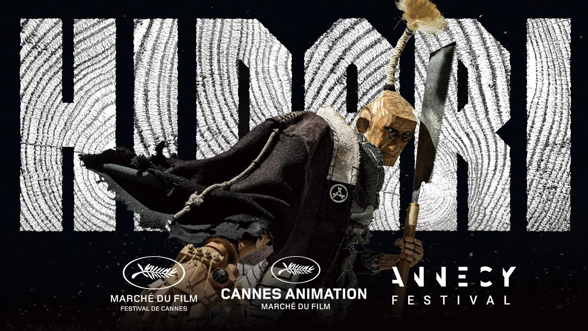 木製の不気味な人形が大きな刃物を持つ、暗く幻想的な映画ポスター