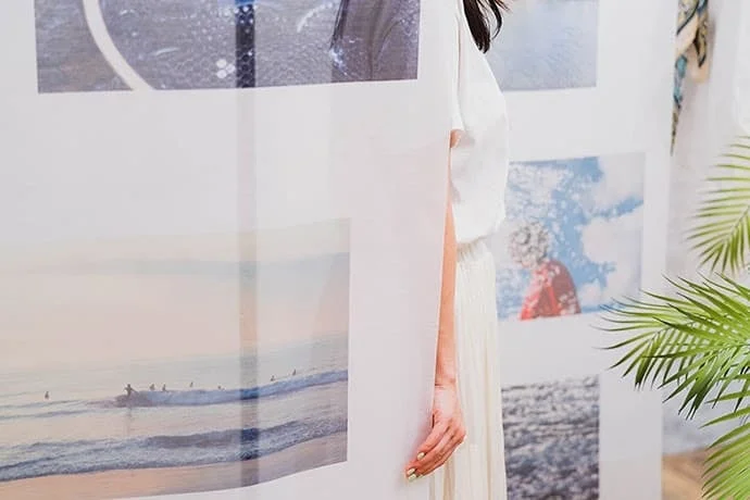 女性が写真展示を見る様子