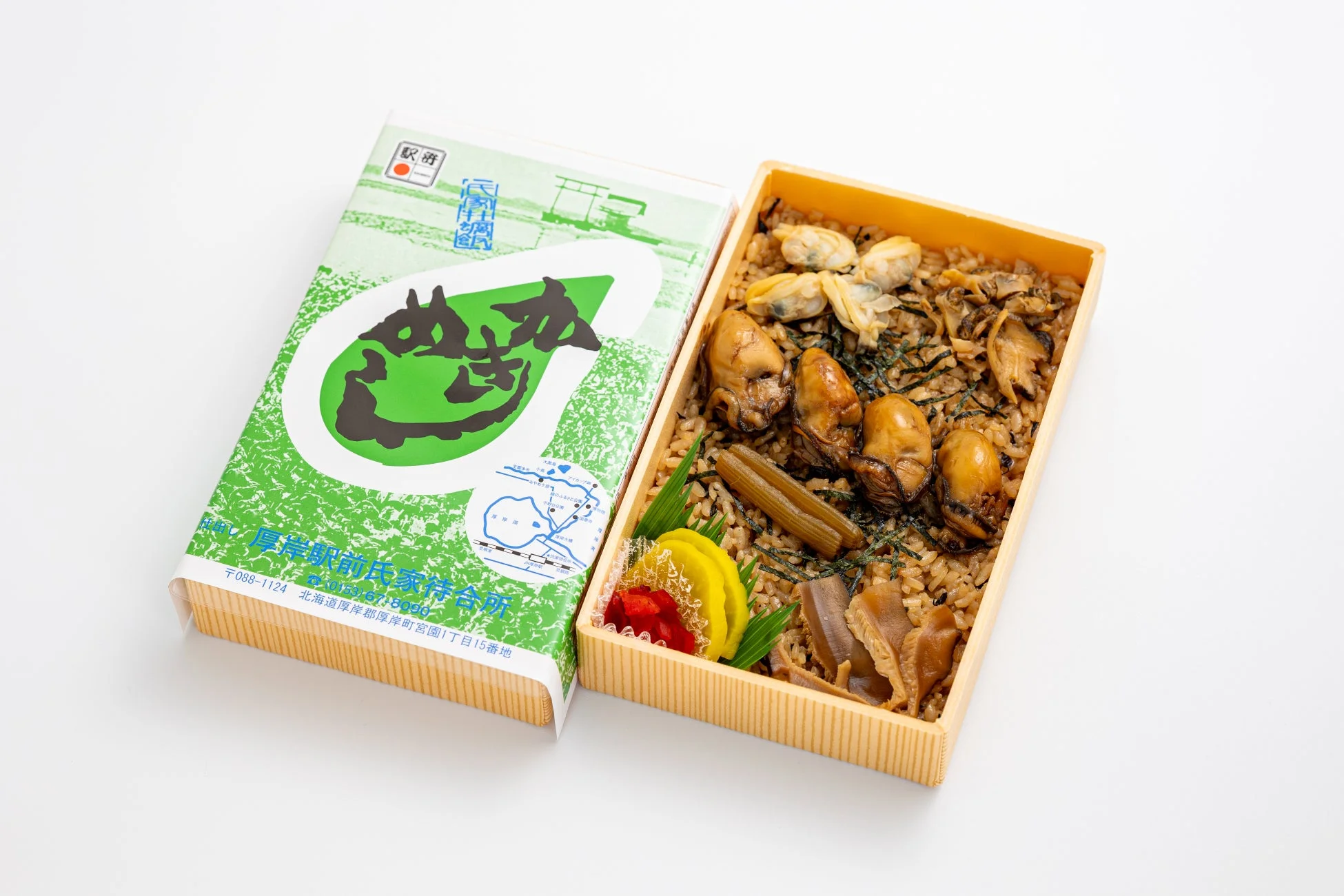 木箱に入った厚岸駅弁で、牡蠣とあさりがたっぷり乗った炊き込みご飯