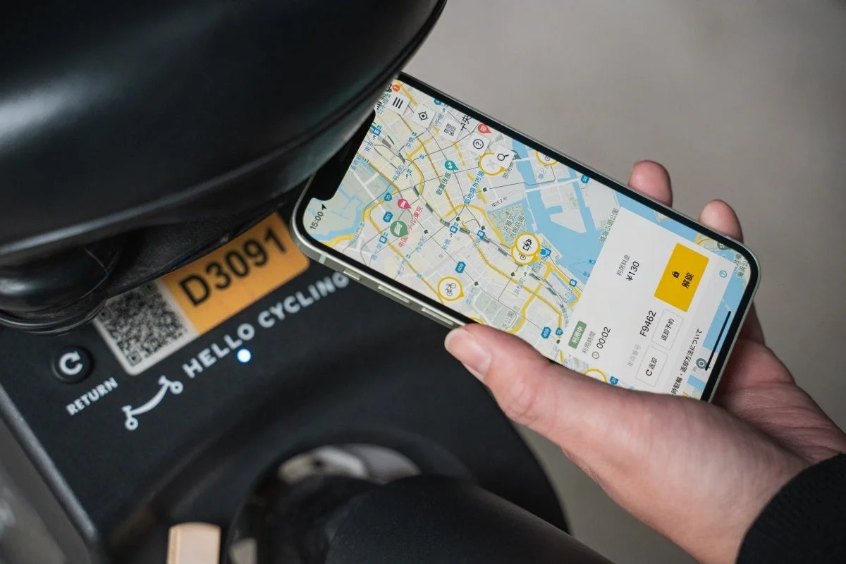スマートフォンでHELLO CYCLINGを操作する様子
