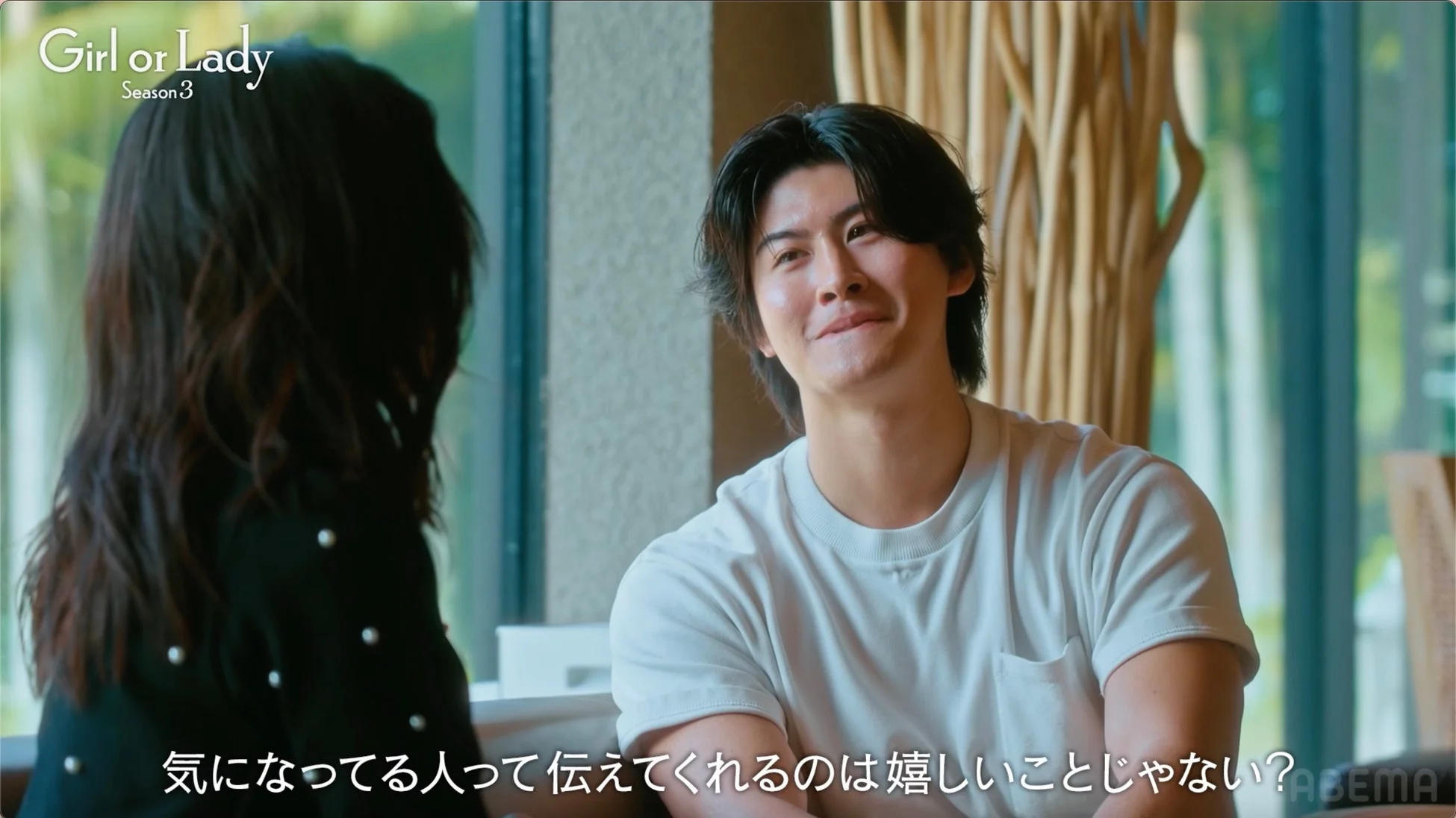 男女が会話する様子