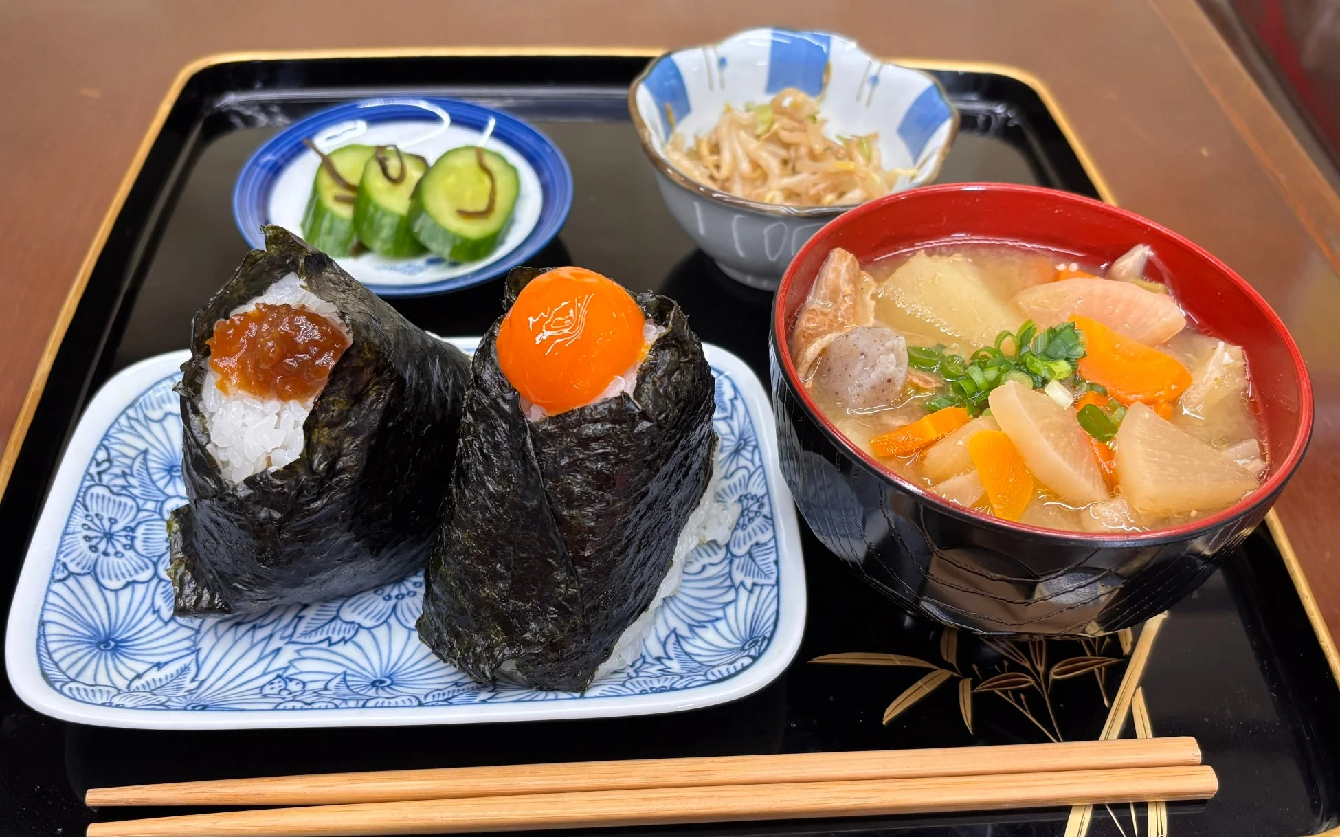 おむすびと豚汁の定食