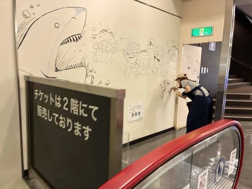 壁画制作中のアーティスト