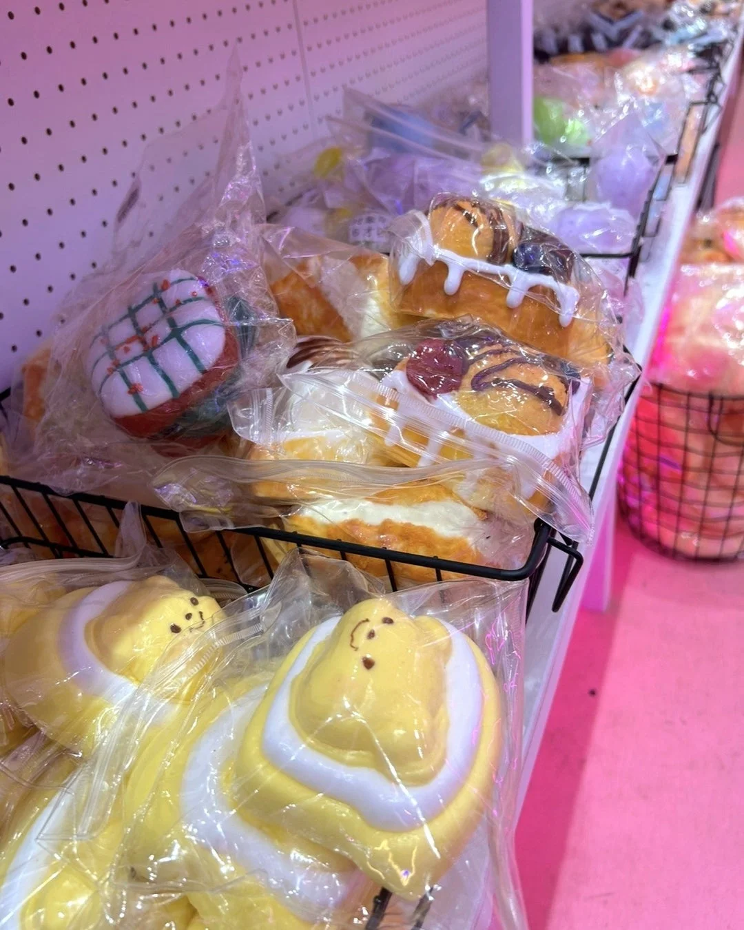 バスケットに陳列されたパンやケーキのスクイーズ