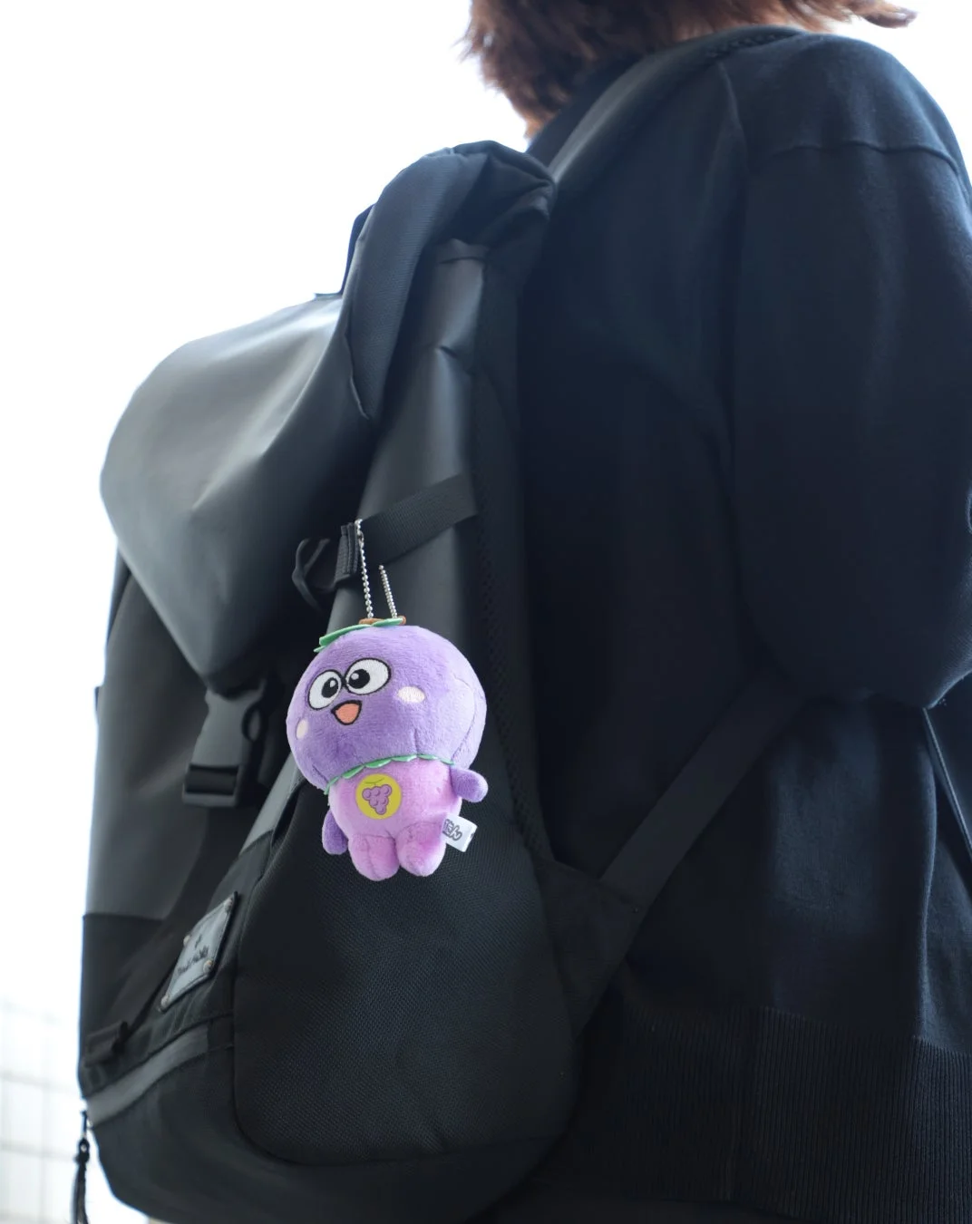 リュックサックにぶら下がったぶどうのぬいぐるみキーホルダー