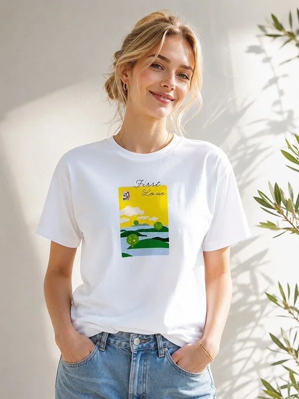 白いTシャツを着用し笑顔を見せる女性
