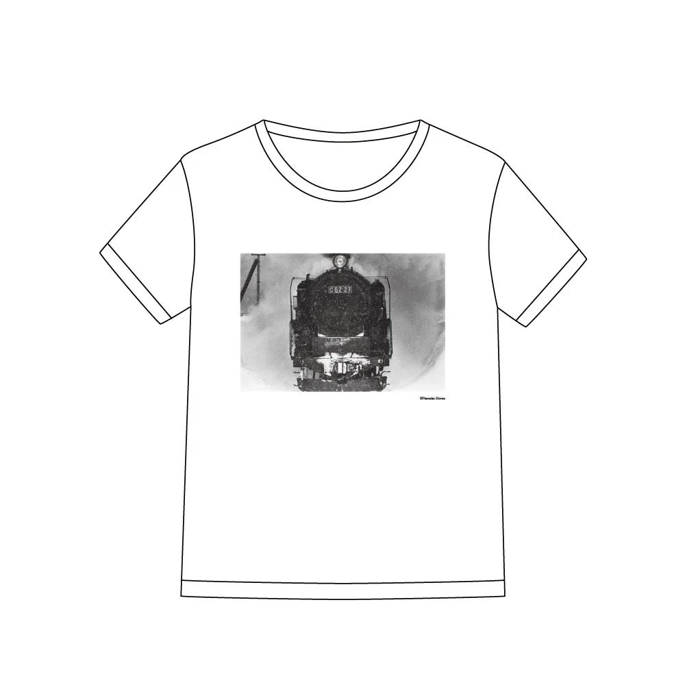 白いTシャツの中央に、黒い蒸気機関車「C62 27」が写るモノクロ写真がプリントされています