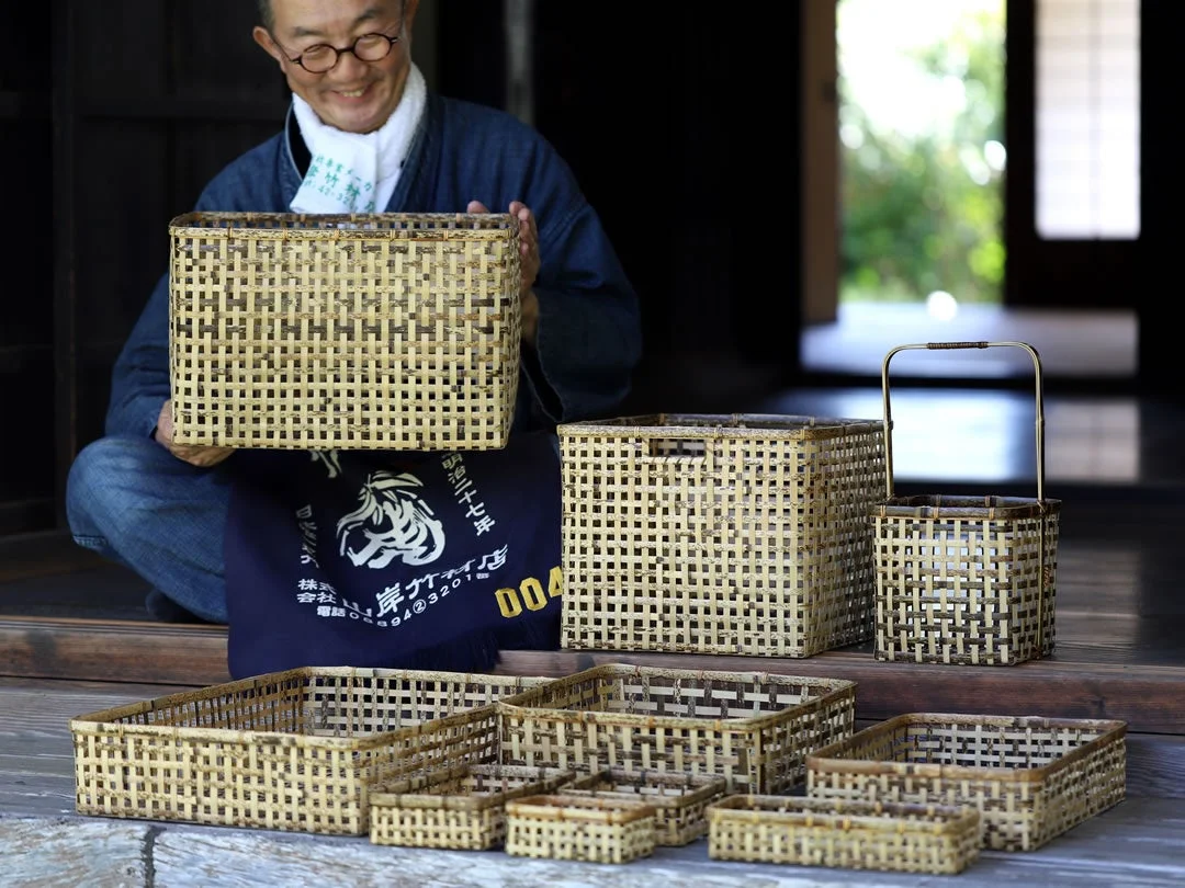 竹細工を展示する職人