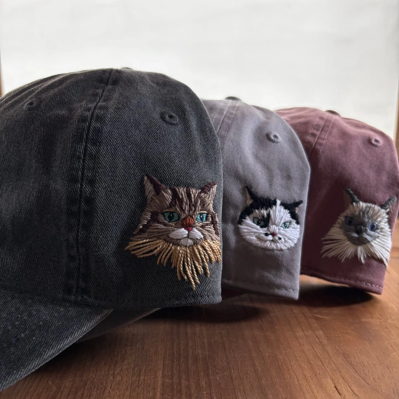 ロジの刺繍キャップ