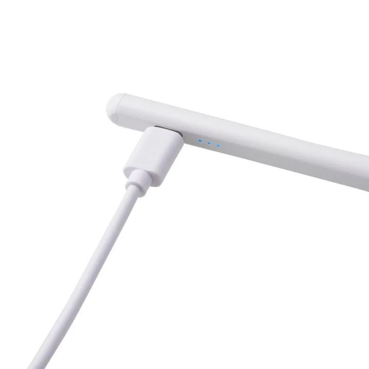 USB-Cケーブルで充電中の白いスタイラスペン