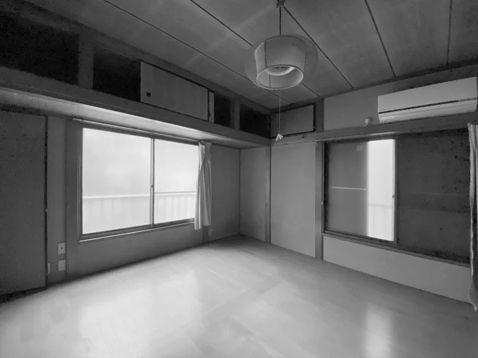広々とした空室の室内をモノクロで捉えた写真