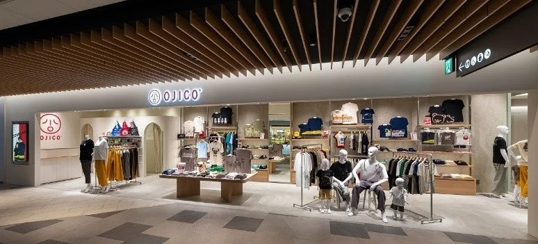 OJICOの衣料品店で、子供服を中心に様々なアパレル商品が展示されています。