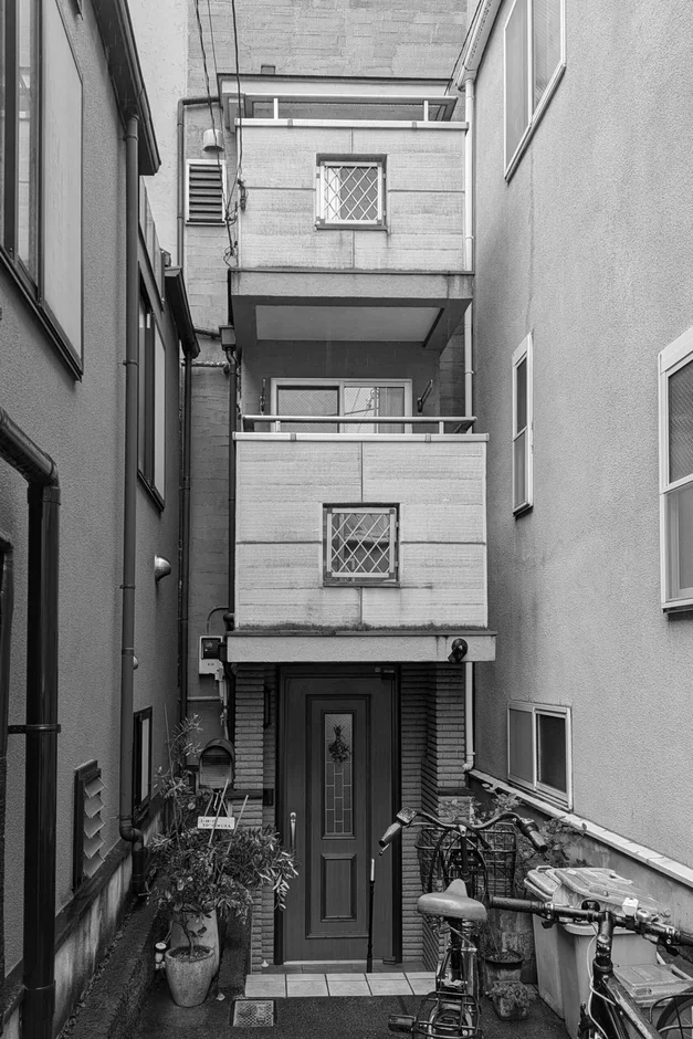 日本家屋の細長い建物