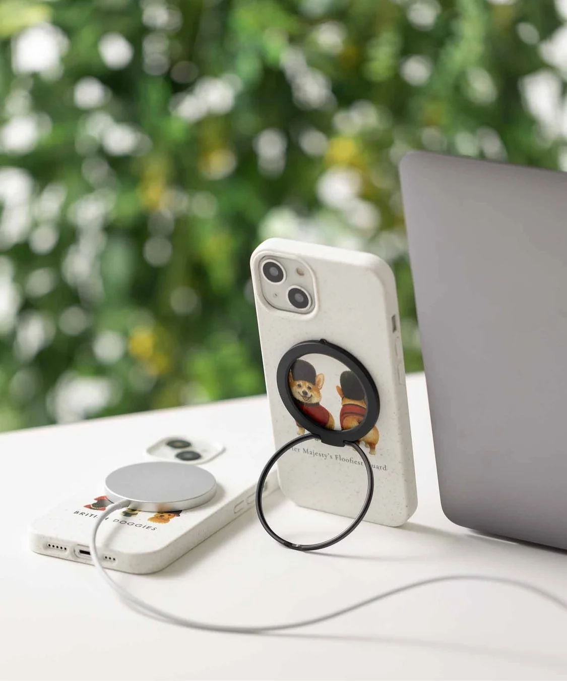 MagSafeでワイヤレス充電中のコーギー柄スマホケース
