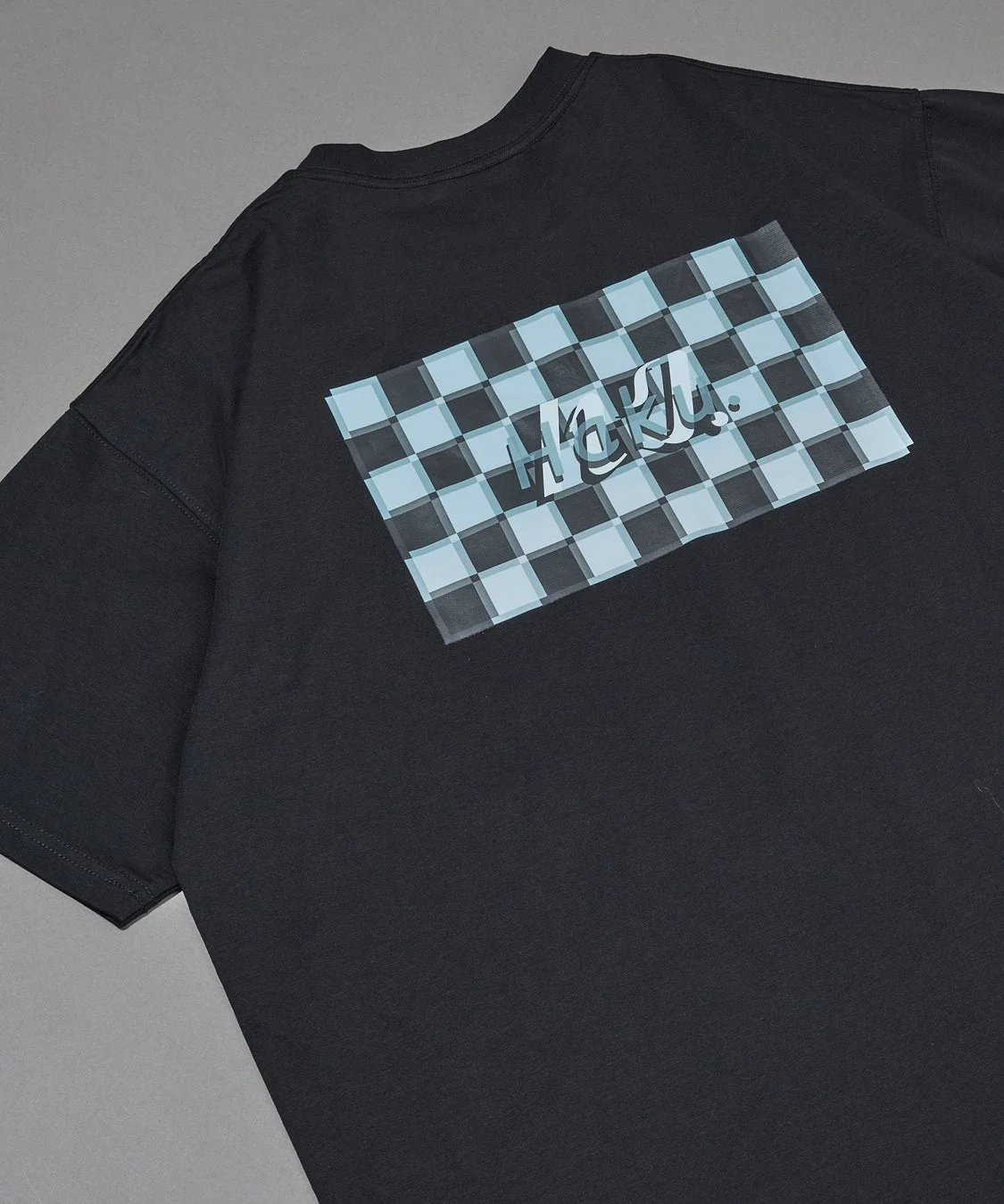 黒のチェッカーボード柄Tシャツ
