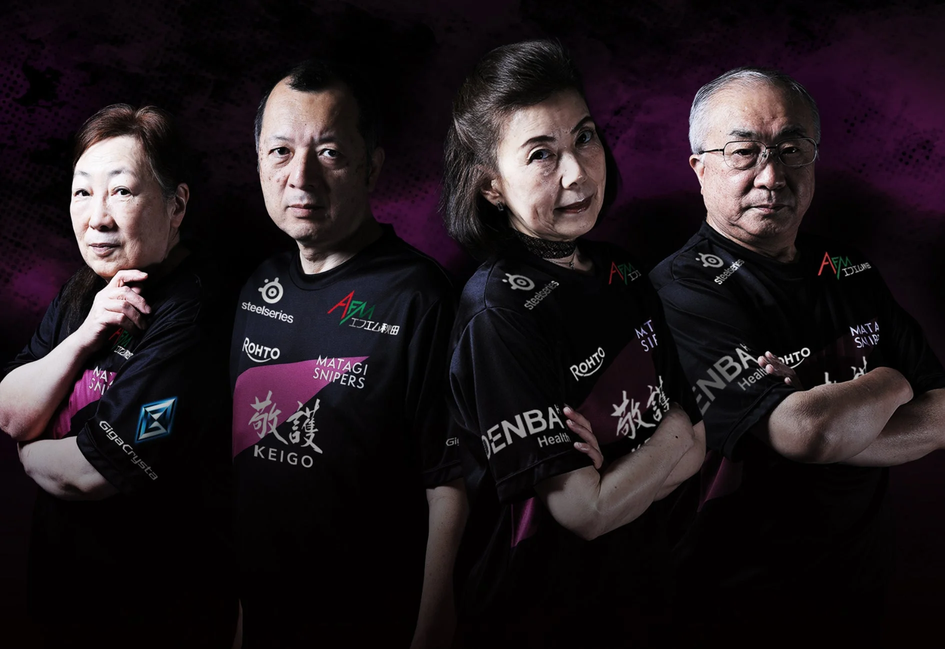 黒いeスポーツチームのユニフォームを着た日本人男女4人がポーズをとっています