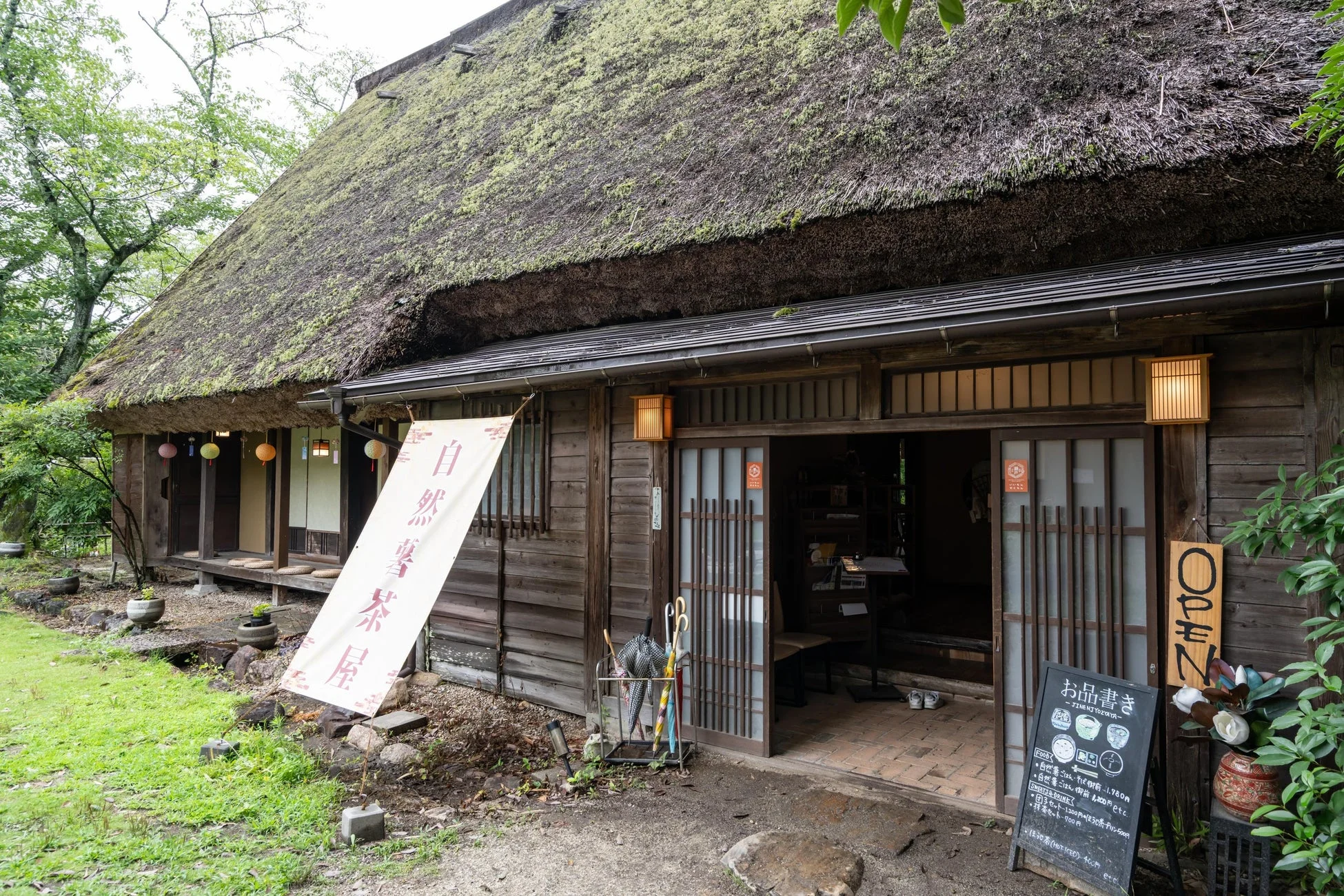 茅葺き屋根の古民家茶屋の外観