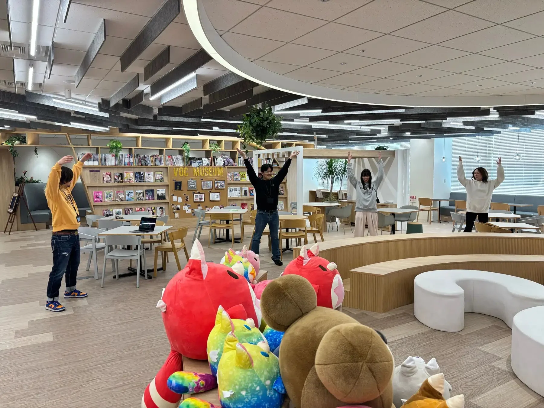 オフィスラウンジでのラジオ体操