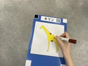 塗り絵をする様子