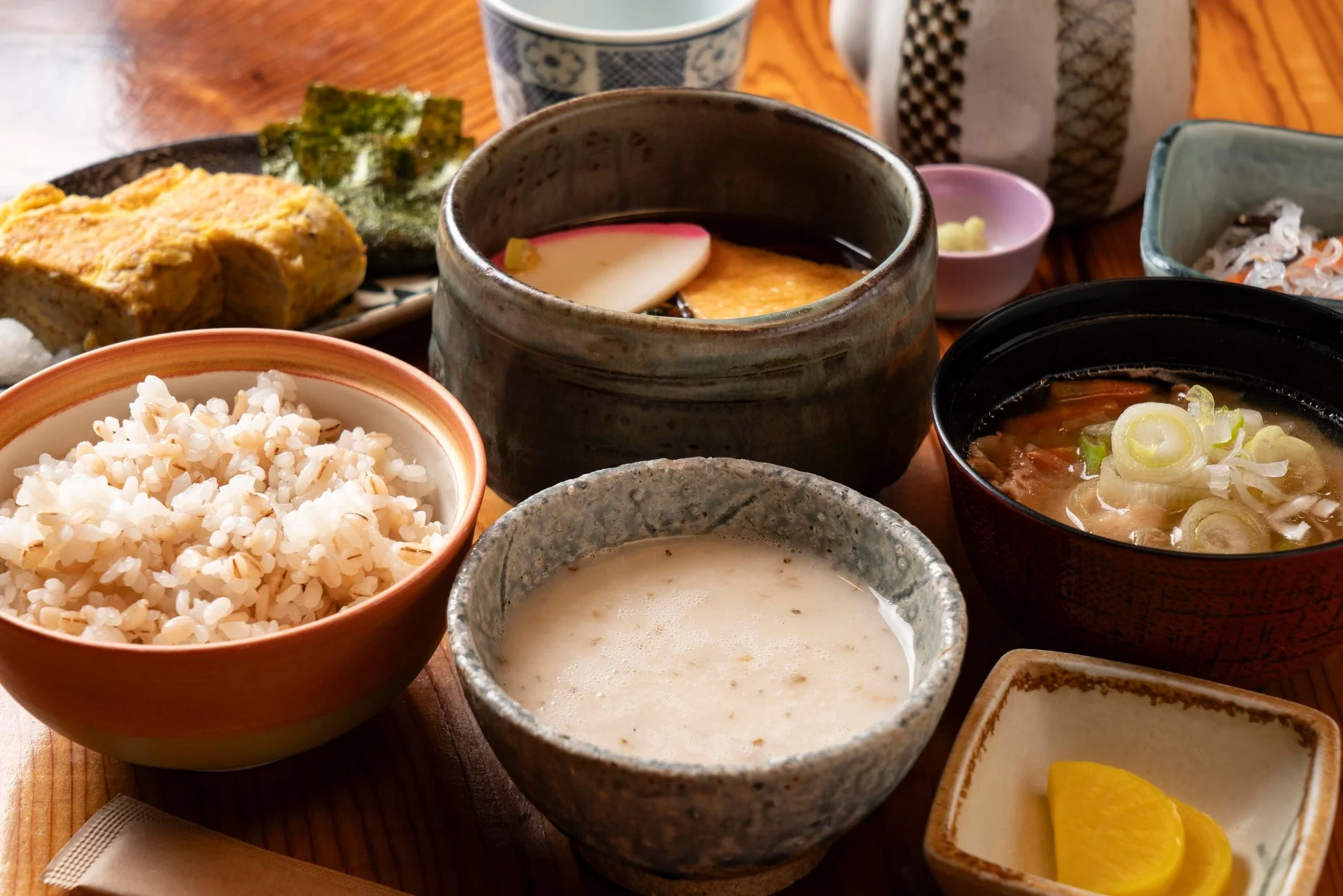 複数の小鉢に盛られたおかずとご飯、味噌汁が並ぶ和定食