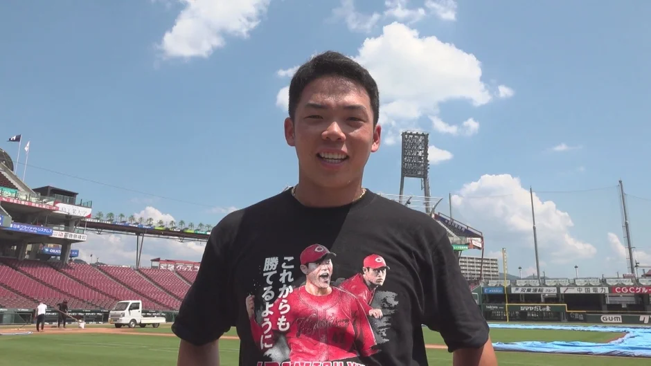 野球場でTシャツを着た男性