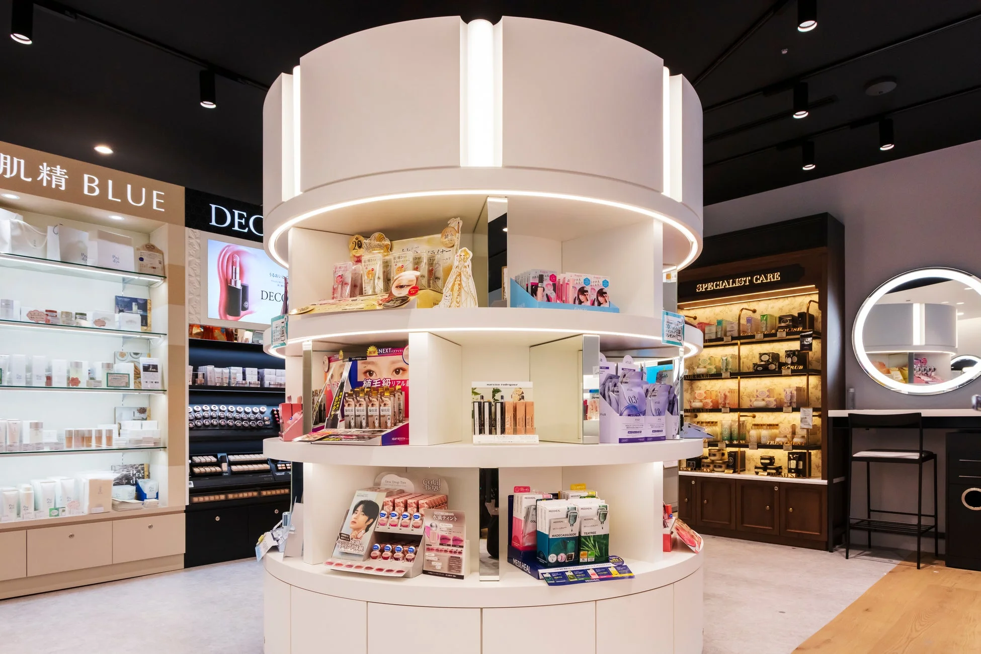 @cosme STOREの化粧品店内