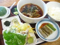 豪華な和食定食、そばと天ぷら