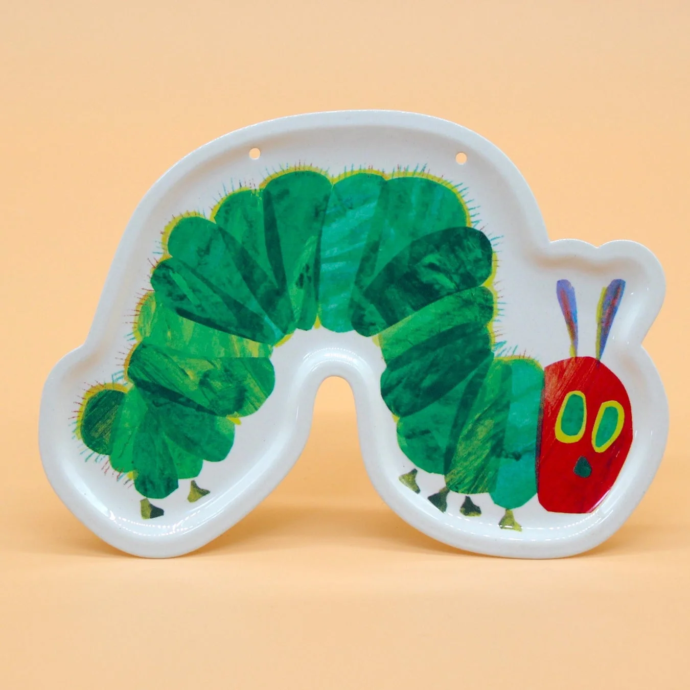 はらぺこあおむしのキャラクターが描かれた白い陶器製プレート