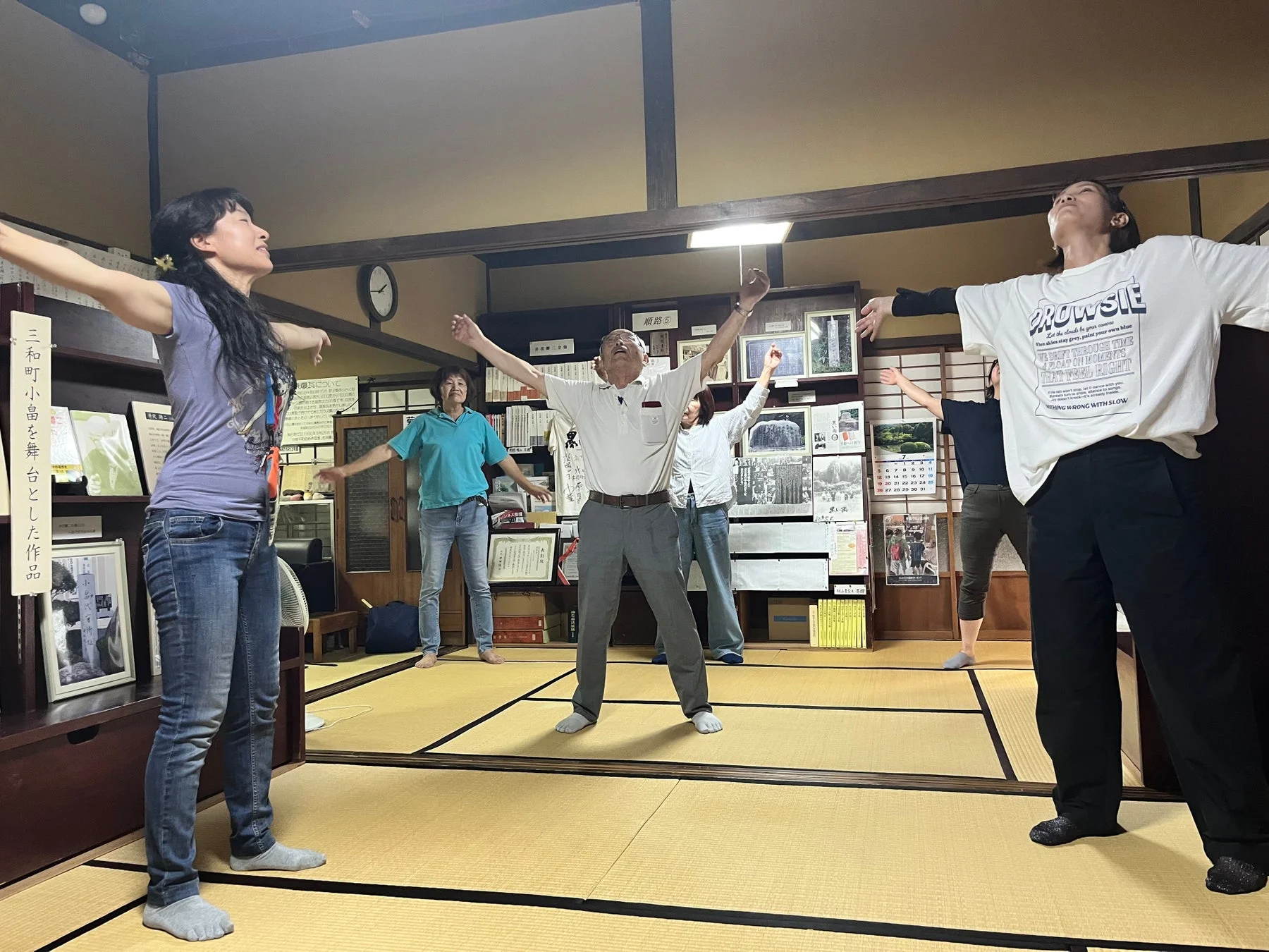 和室で行われるラジオ体操