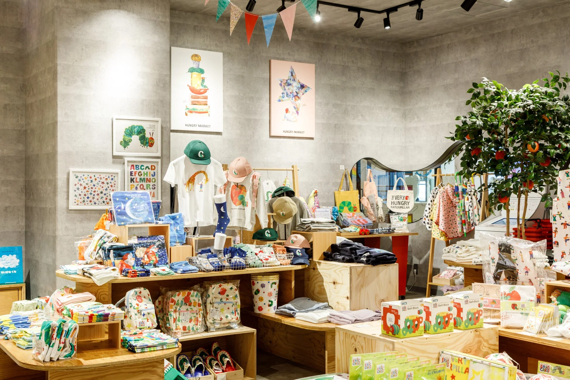エリック・カール作品のキャラクターグッズや絵本が並ぶ店舗の様子