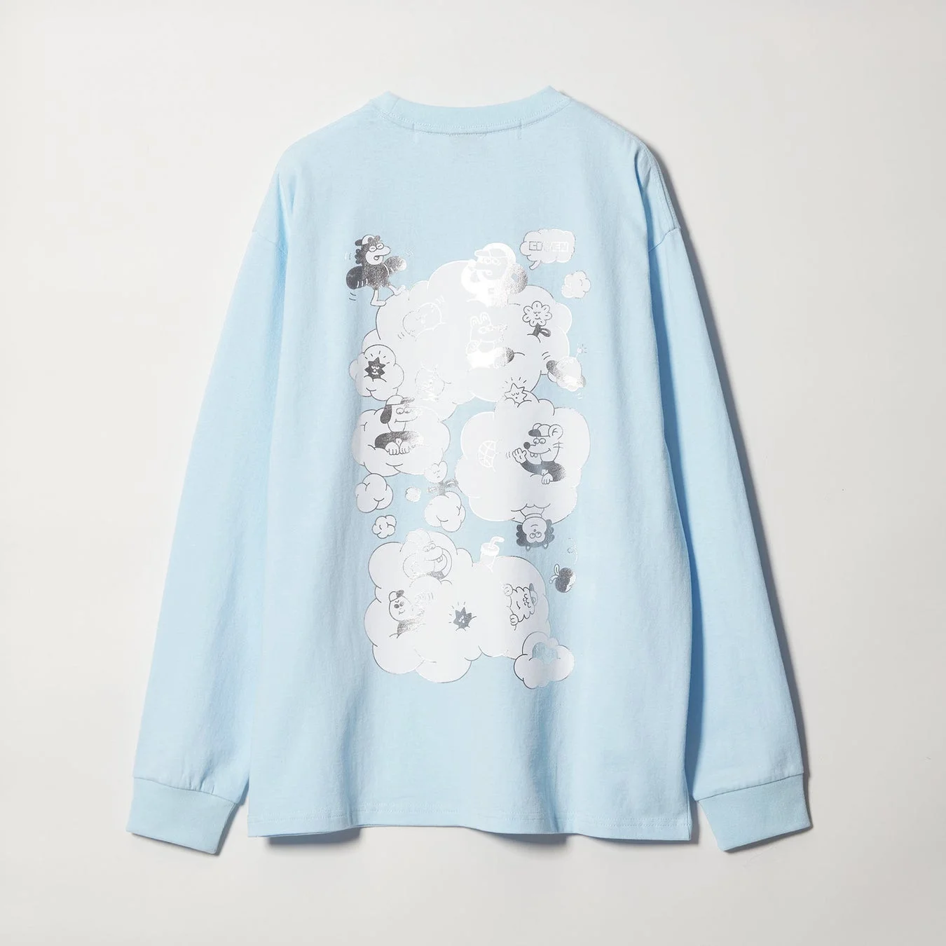 水色の長袖Tシャツの背面に銀色の雲とカートゥーンキャラクターが描かれたデザイン