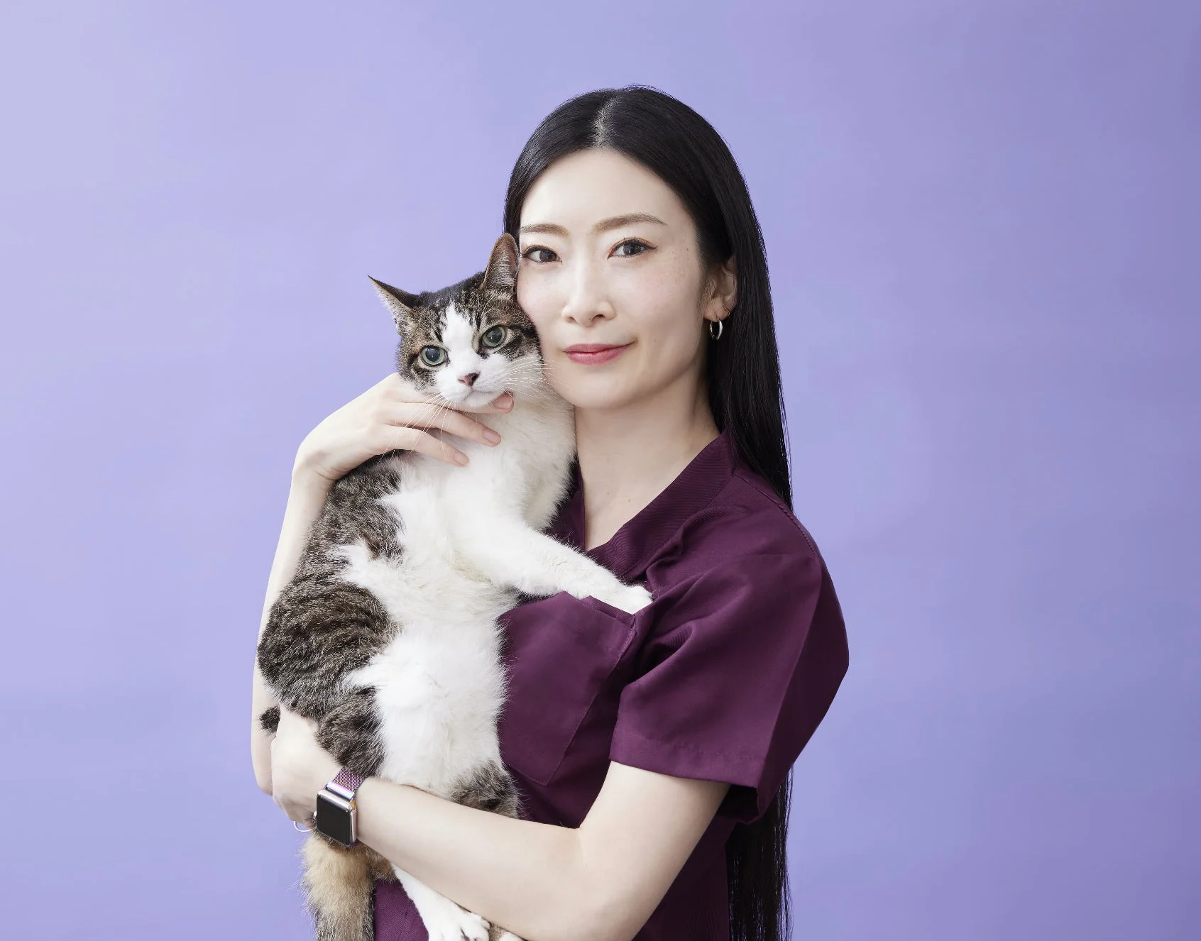 代表獣医師の杉本亜衣氏と猫