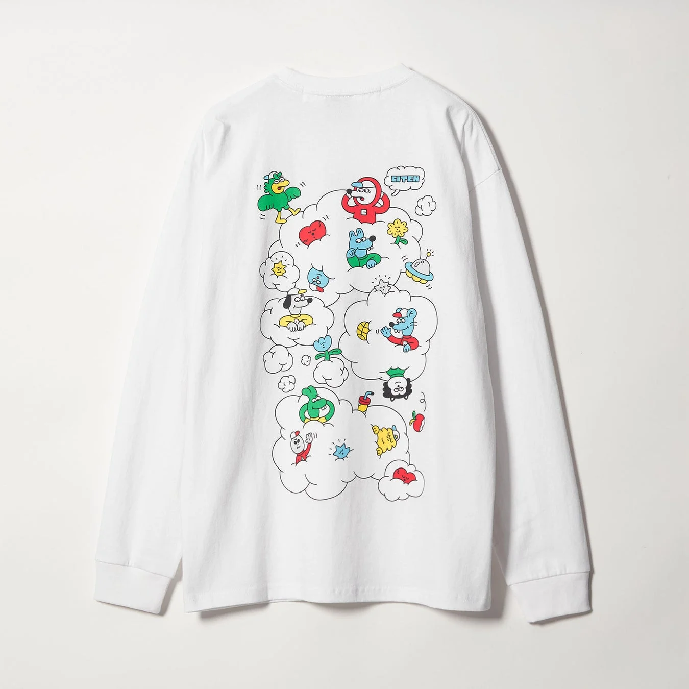 白い長袖Tシャツの背面にカラフルなキャラクターがプリントされたデザイン