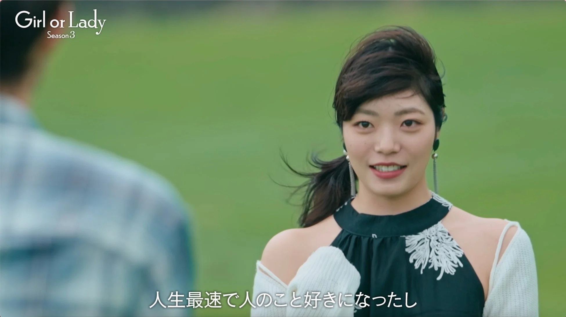 笑顔の女性が屋外で話す様子
