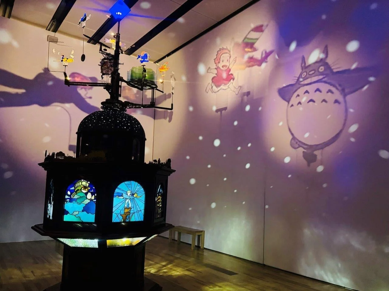 ジブリの幻燈楼の展示(ポニョとトトロの投影)