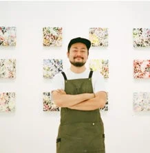 笑顔の男性アーティスト