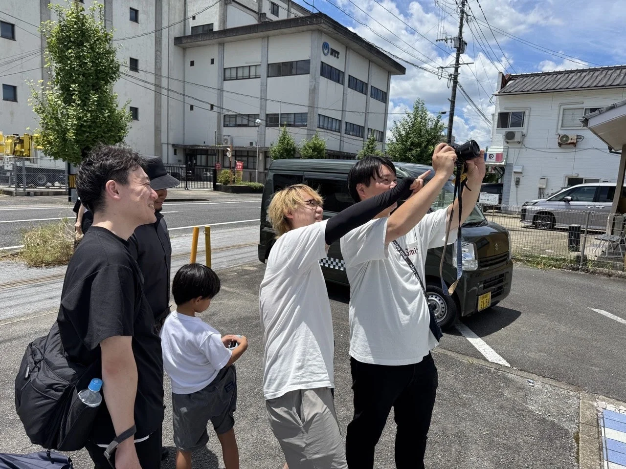 街中で撮影を行う研究員