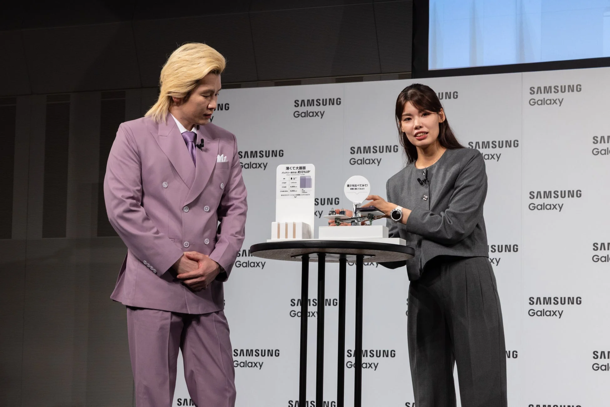 製品デモンストレーションを行うプレゼンター