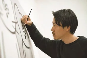 絵を描く男性アーティスト