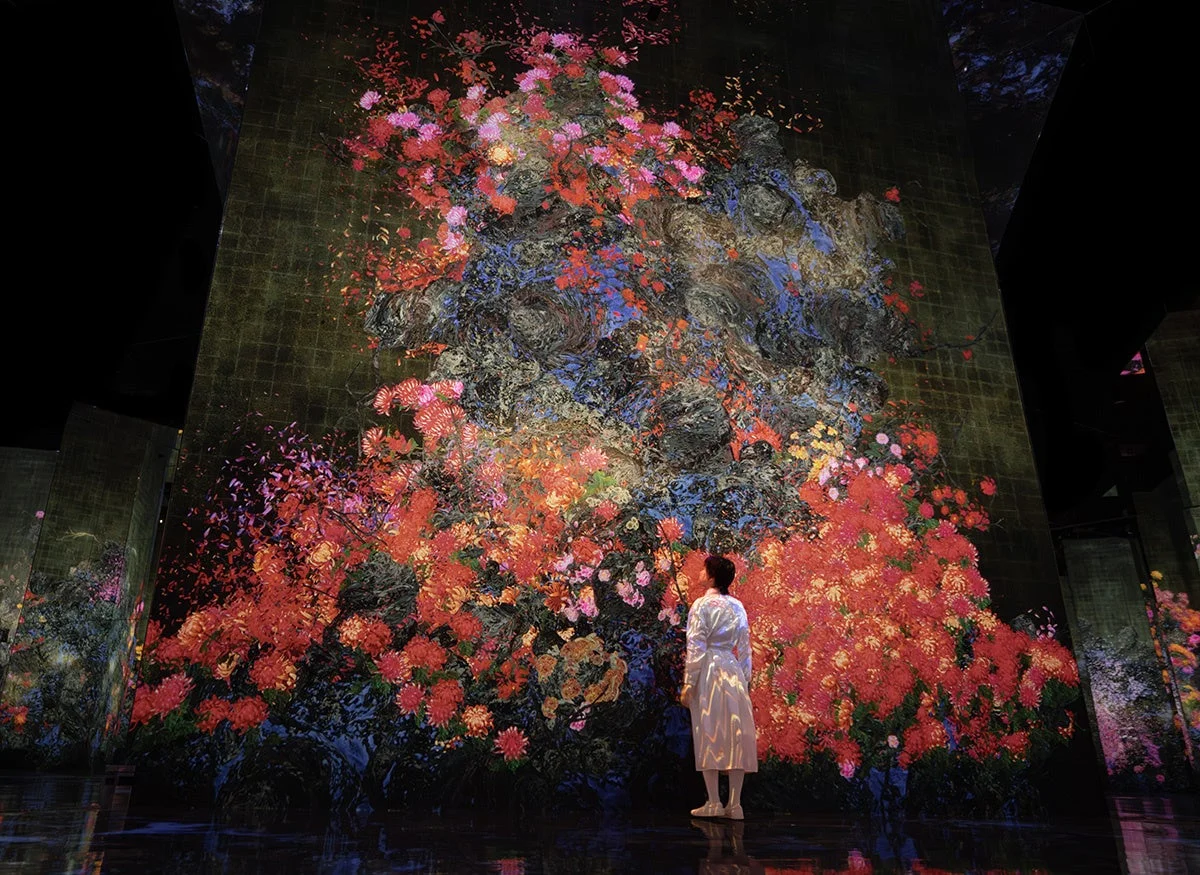 鮮やかな花々が投影されたデジタルアート