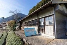 茶畑が広がる山間部の木造建築