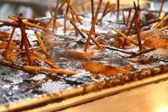 熱々の油で揚げられる串揚げ