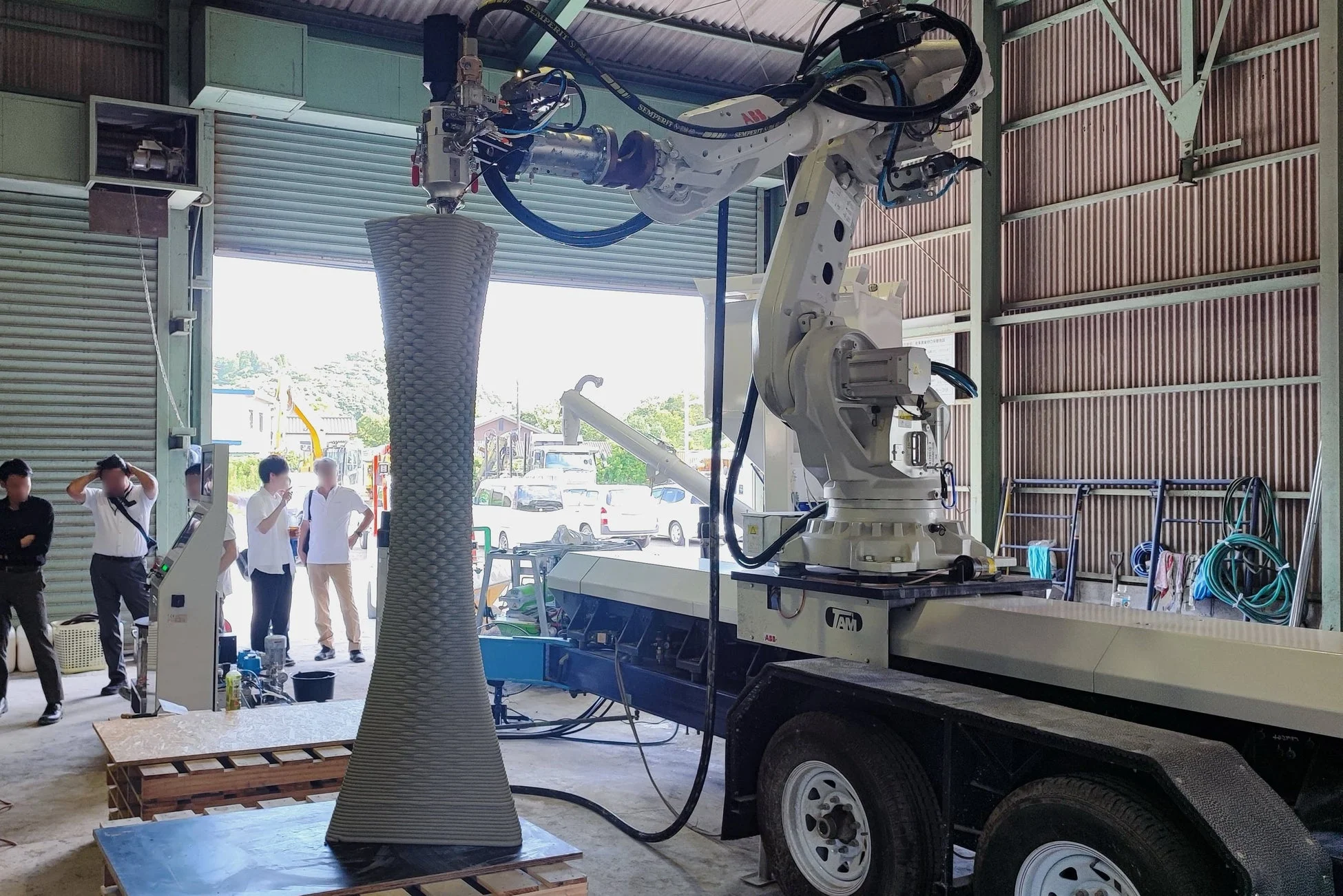 3Dプリンターによる建設作業の様子