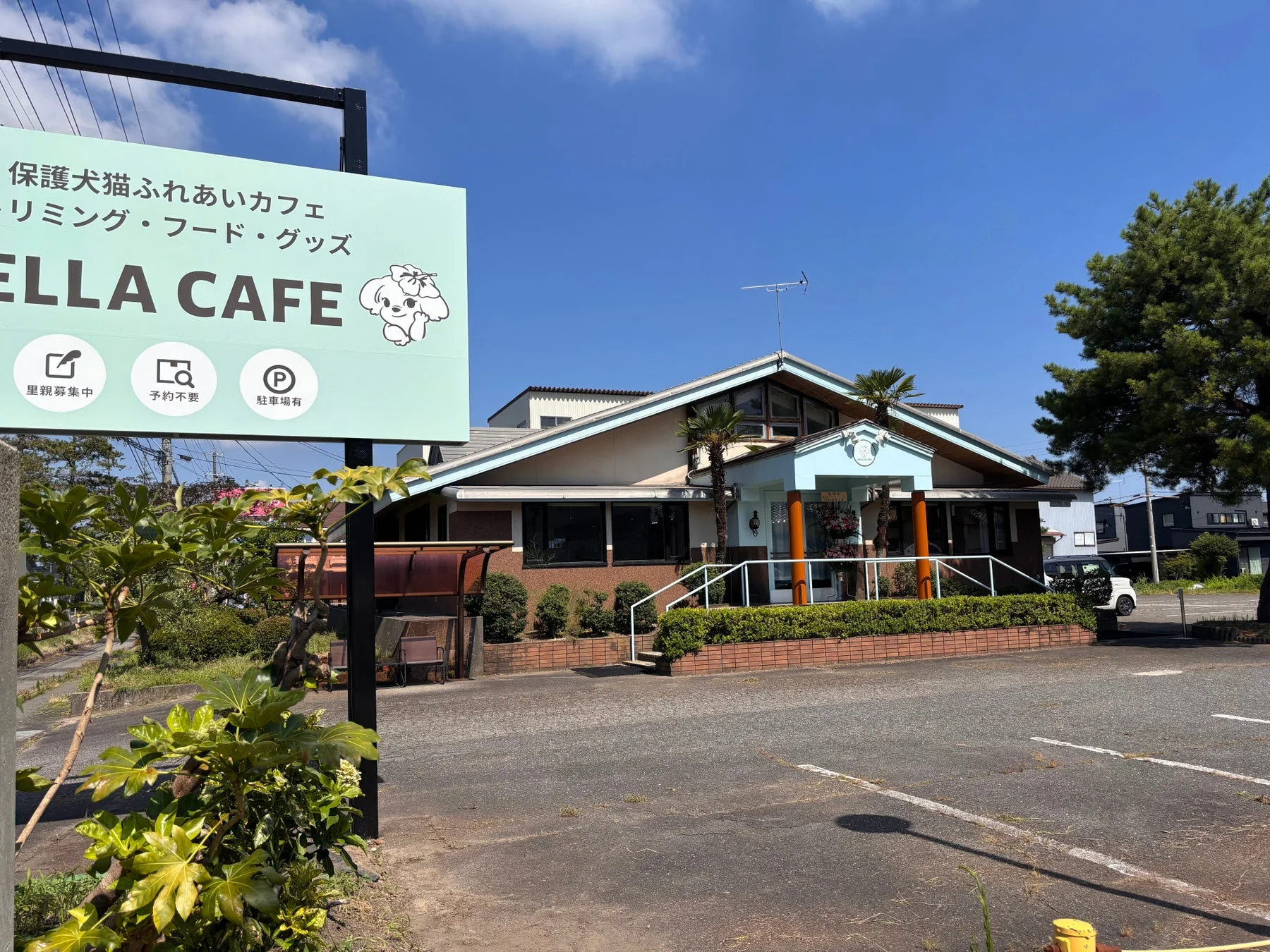 ANELLA CAFE 新潟新発田店の外観と看板